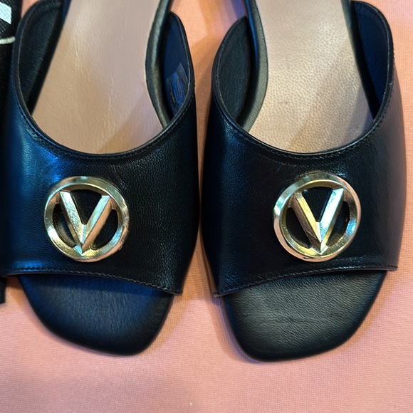 New Valentino Leather Sandals. Black. Size 8. Dust Bag Included. - Picture 2 of 8